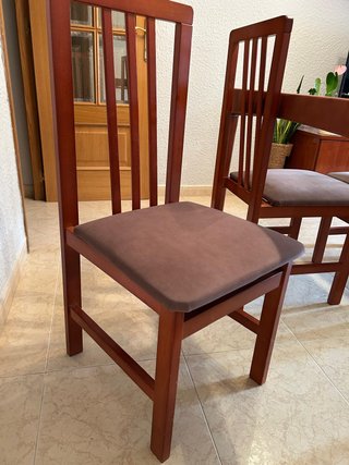 Mesa extensible cristal y 4 sillas madera tapizada