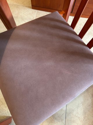 Mesa extensible cristal y 4 sillas madera tapizada