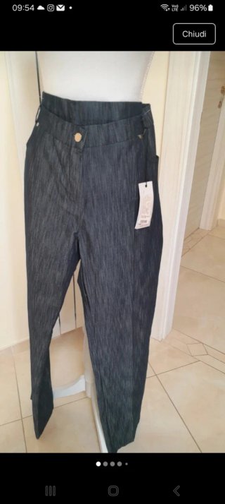 Blusa bianca e pantaloni grigi