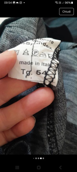 Blusa bianca e pantaloni grigi