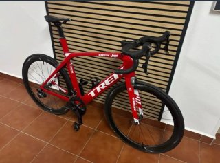 Bicicleta de carretera Trek Roja
