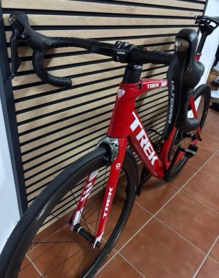 Bicicleta de carretera Trek Roja