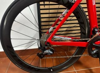 Bicicleta de carretera Trek Roja