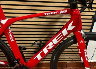 Bicicleta de carretera Trek Roja