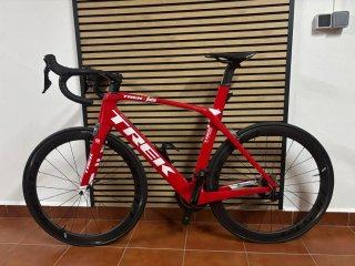 Bicicleta de carretera Trek Roja