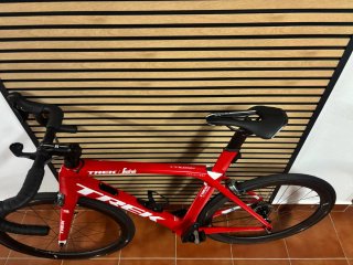 Bicicleta de carretera Trek Roja
