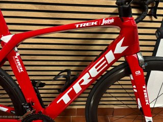 Bicicleta de carretera Trek Roja