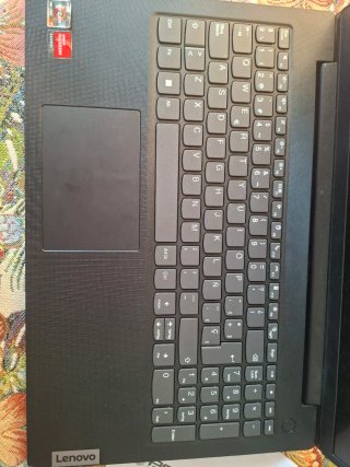 Portátil Lenovo V15