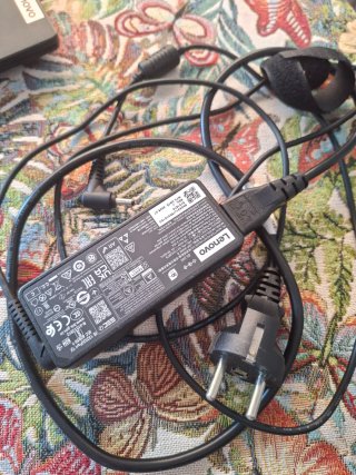 Portátil Lenovo V15