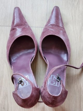 Zapatos de tacón rosa y morado