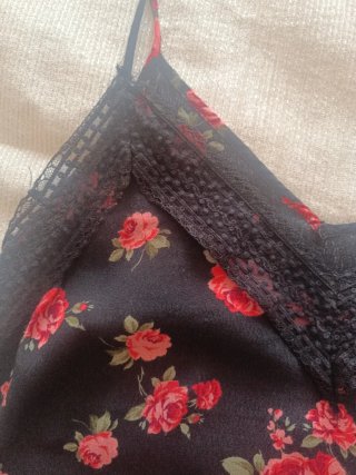 Blusa Stradivarius flores rojas