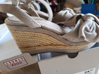 Alpargatas cuña beige lazo