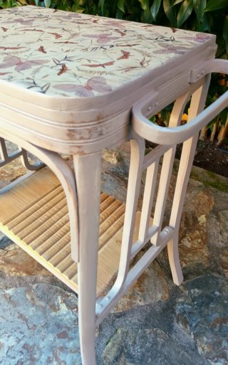 Mesa auxiliar restaurada