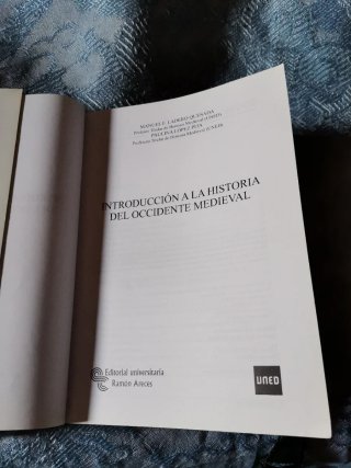 Lote 2 libros arquitectura e historia medieval