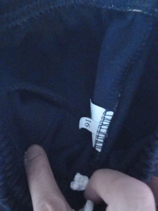 Uniforme escolar: pantalón y camiseta