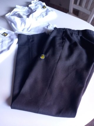 2 polos y pantalón uniforme escolar