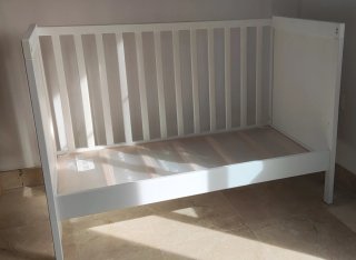 Cuna SUNDVIK con colchón JÄTTETRÖTT y edredón