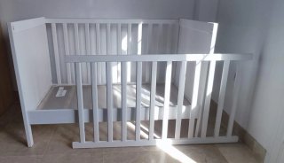 Cuna SUNDVIK con colchón JÄTTETRÖTT y edredón