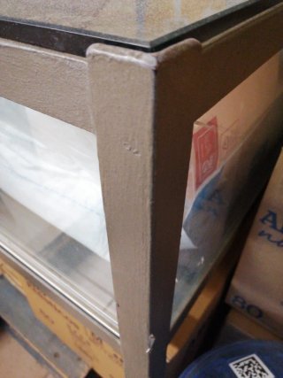 Mostrador de tienda cristal y metal