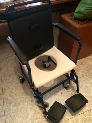 Silla de ruedas para interior con acceso inodoro