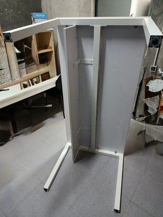 Mesa blanca reforzada