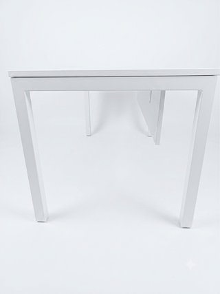 Mesa blanca reforzada