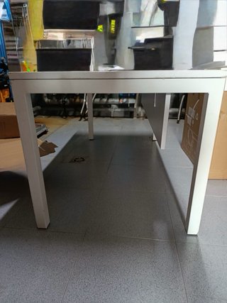 Mesa blanca reforzada