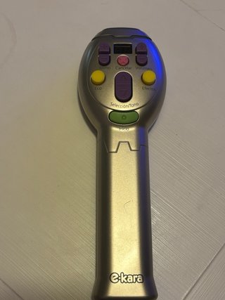 e-kara Auténtico Karaoke con 3 Canciones