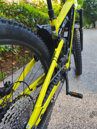 Bicicleta eléctrica Cannondale amarilla