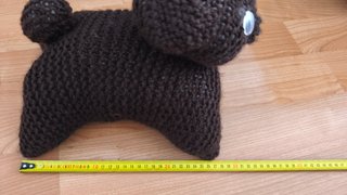Perrito marrón tejido a mano