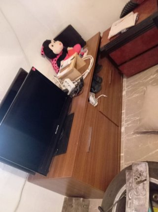 Mueble de madera y plástico