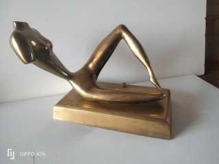 Escultura de bronce figura femenina