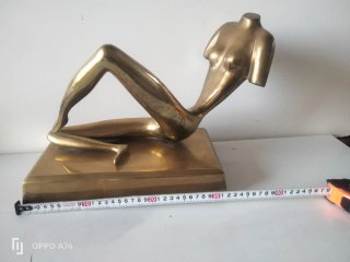Escultura de bronce figura femenina