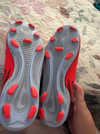 Botas de fútbol Nike grises y rojas