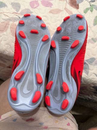 Botas de fútbol Nike grises y rojas