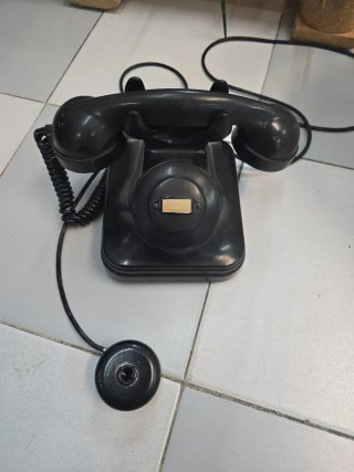 Teléfono antiguo negro