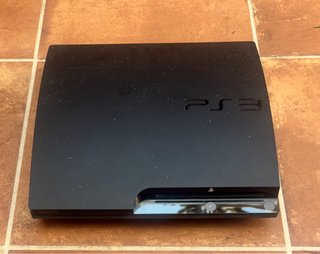 PS3 Sony Negra + 2 Mandos y 4 Juegos