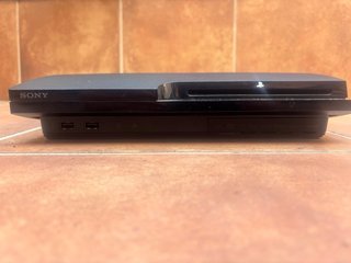 PS3 Sony Negra + 2 Mandos y 4 Juegos