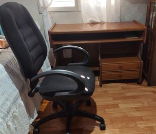 Escritorio madera con silla negra