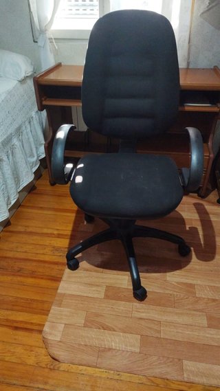 Escritorio madera con silla negra