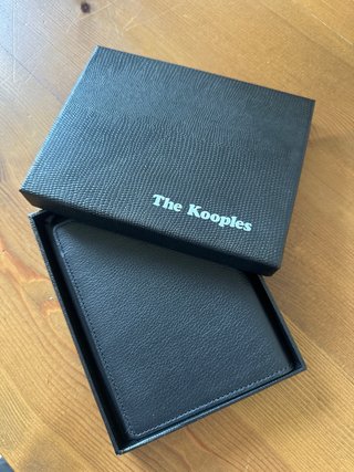 Funda Pasaporte The Kooples Negra