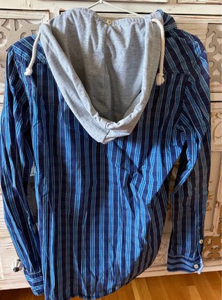 Camisa con capucha de chico a rayas manga larga