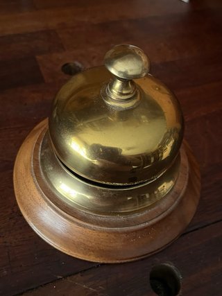 Timbre de latón con base de madera