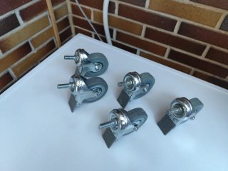 5 ruedas giratorias con espárrago roscado y freno.