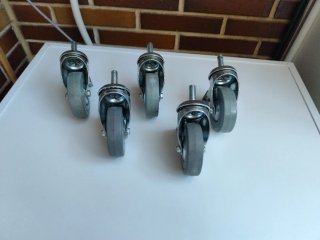 5 ruedas giratorias con espárrago roscado y freno.