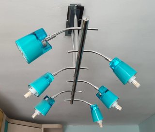 Lámpara de techo moderna azul y plateada
