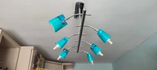 Lámpara de techo moderna azul y plateada