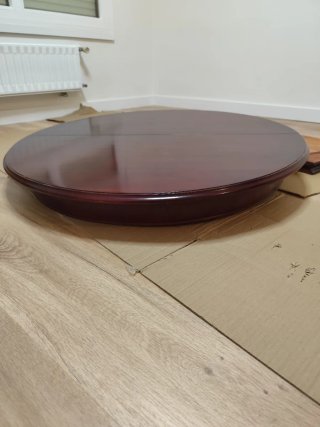 Mesa redonda extensible de madera, está desmontada