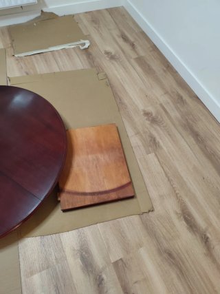 Mesa redonda extensible de madera, está desmontada