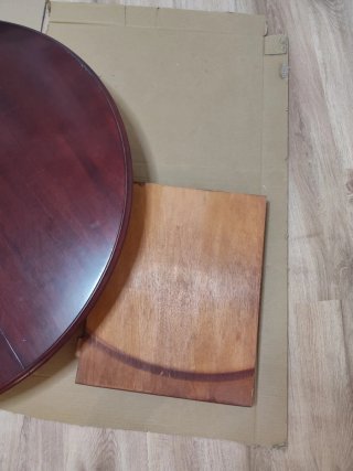 Mesa redonda extensible de madera, está desmontada